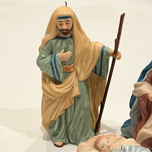 Hallmark | The Holy Family Keepsake Ornament Set - Picture 3 of 9